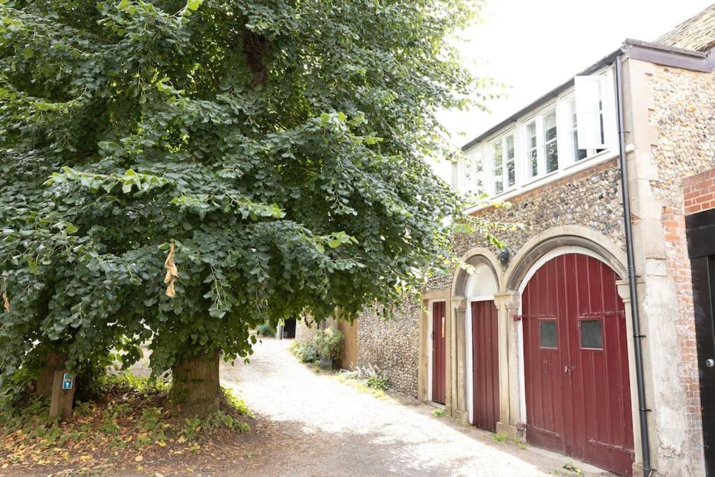 Central Medieval Grid Unique Home With Gated Parking Bury St. Edmunds Exterior photo